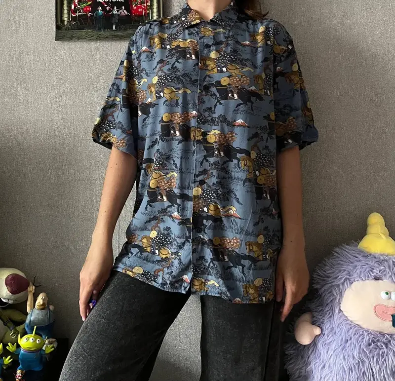 Рубашка Uniqlo ‘безликие скачки’ 🏇